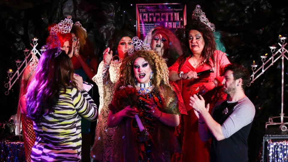 Des drag-queens couronnées avec Prairie Sky au centre.