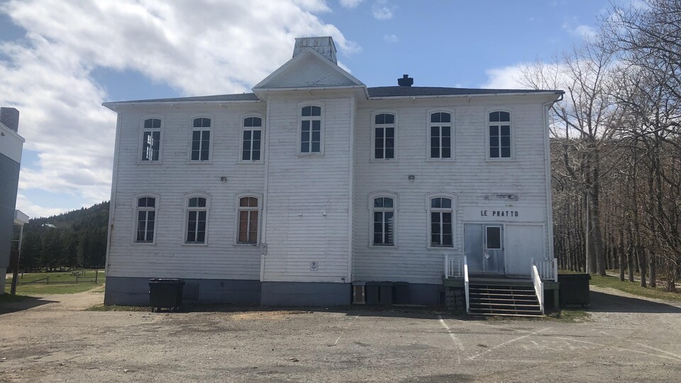 Un bâtiment en bois, peint en blanc.