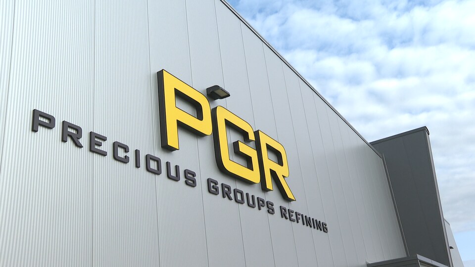 Logo de l'entreprise Précieux groupe raffinage sur la devanture de l'édifice.