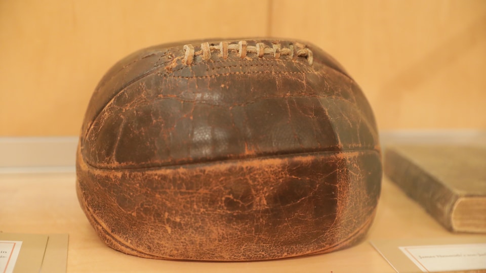 Un ballon de cuir de forme ovale.