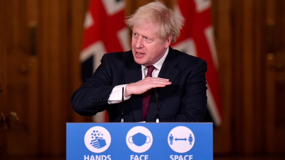 Portrait de Boris Johnson en conférence de presse.