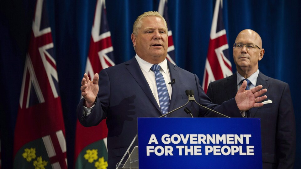 Le premier ministre Doug Ford et le ministre des Affaires municipales Steve Clark lors de l'annonce des changements à la taille du conseil municipal de Toronto, le 27 juillet.