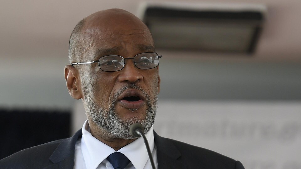 Gros plan d'Ariel Henry, qui parle devant un micro.