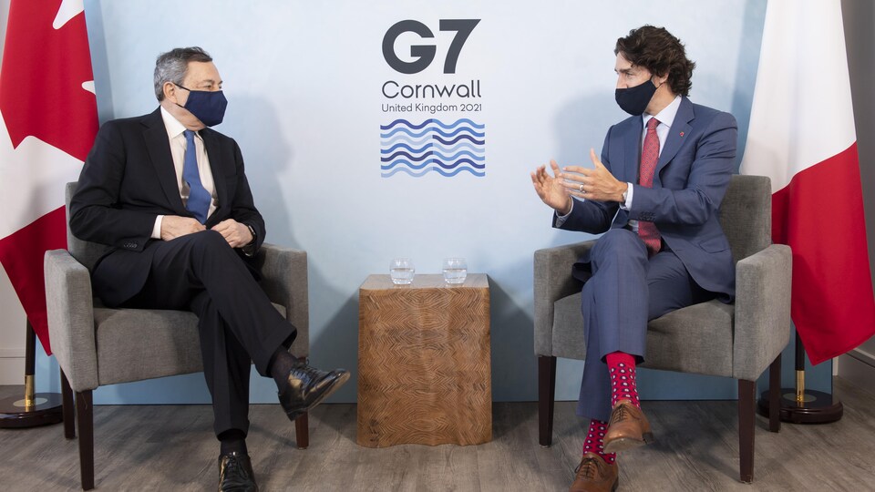 Justin Trudeau parle à Mario Draghi.