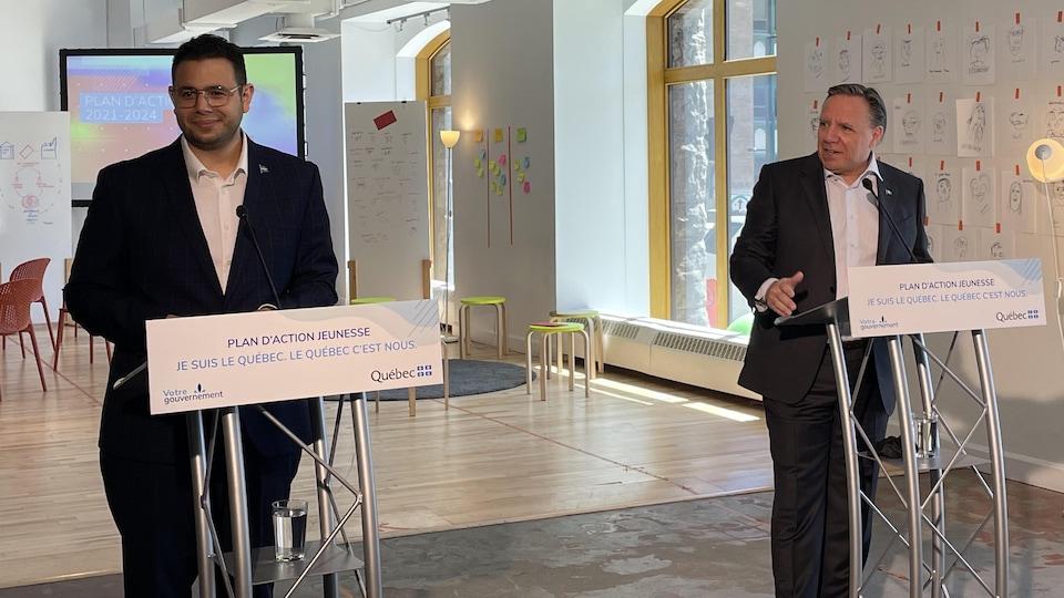 François Legault et Samuel Poulin se tiennent debout derrière des lutrins.