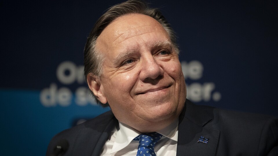 François Legault affiche un sourire.