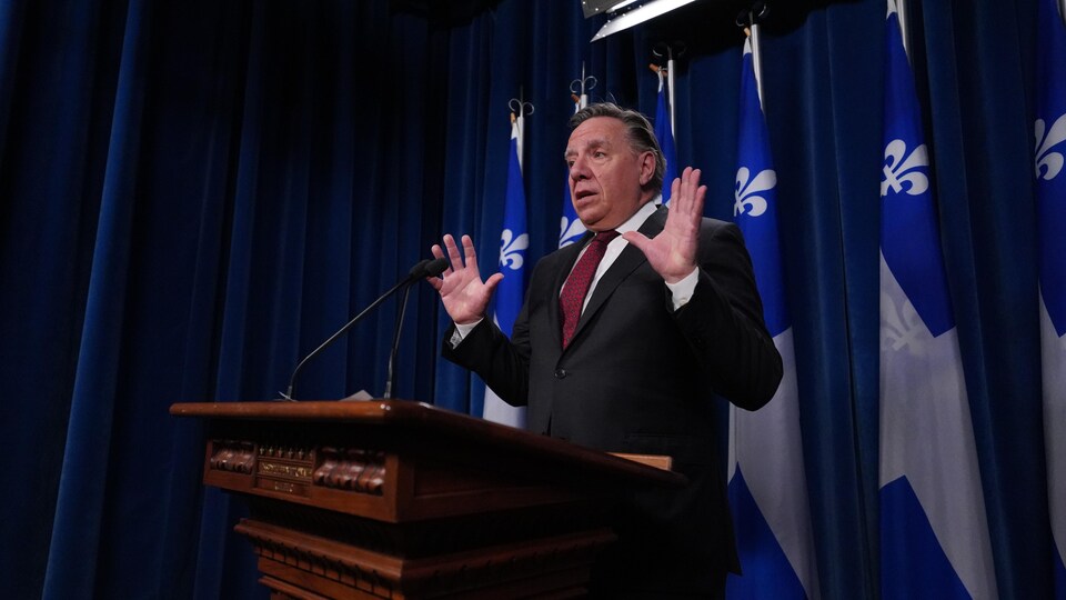 Le premier ministre François Legault en point de presse devant le micro.