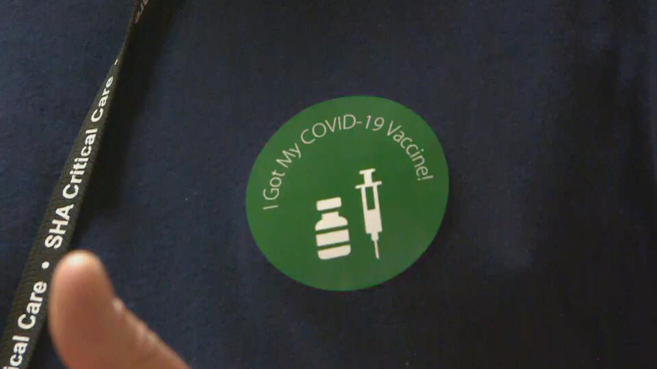 L'autocollant donné aux personnes ayant reçu le vaccin contre la COVID-19. (archives)