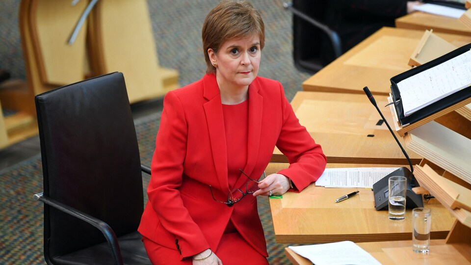 La première ministre Nicola Sturgeon au Parlement à Holyrood, Édimbourg, le 18 mars 2021.