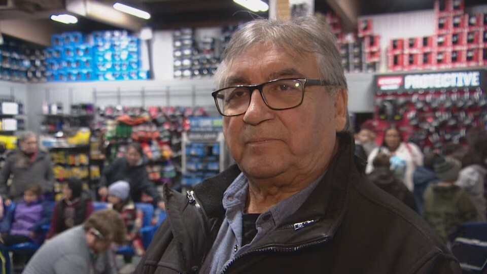 Le chef autochtone Byron Bitternose dans un magasin de hockey.