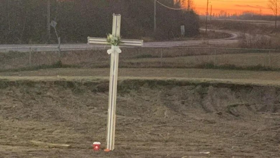 Une croix érigée devant l'école de Red Sucker Lake.