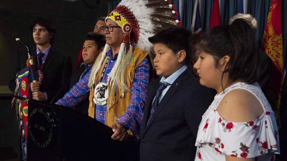 Le chef de la Première Nation Kashechewan Leo Friday en compagnie d'élèves autochtones lors d'une conférence de presse à Ottawa