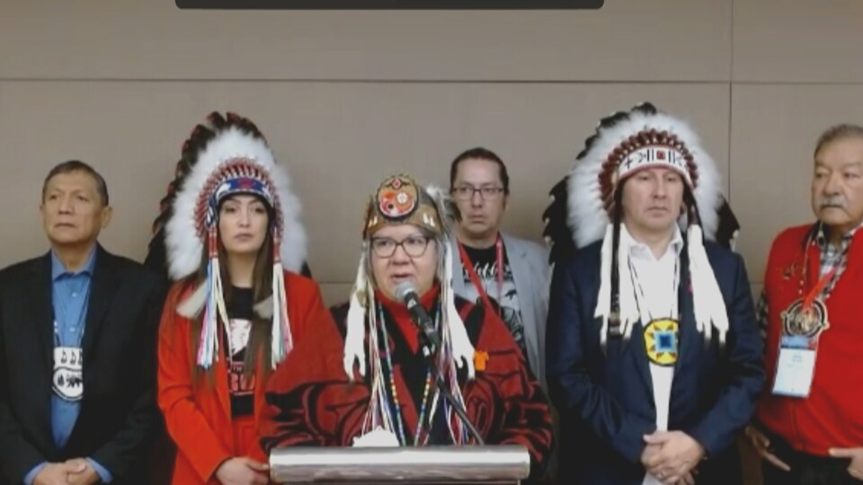De gauche à droite : Darcy Dixon, porte-parole du Traité 7 ; Aly Bear, deuxième vice-cheffe de la FSIN ; RoseAnne Archibald, cheffe de l’APN, et Tony Alexis, porte-parole du Traité 6, rassemblés lors de l'assemblée extraordinaire des chefs de l’Assemblée des Premières Nations (APN) à Ottawa le mercredi 7 décembre 2022.


