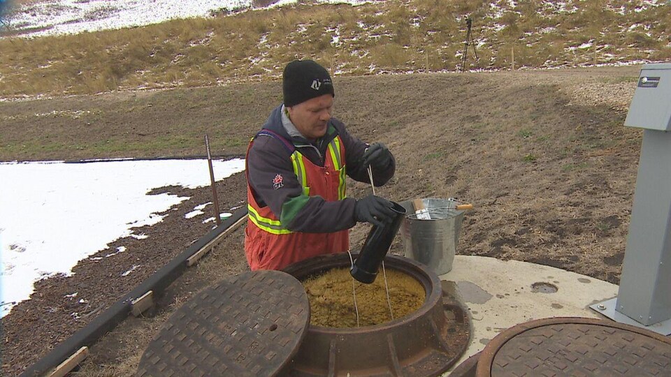 Une personne en train de tester l'eau à l'installation de traitement à Lebret, en Saskatchewan.
