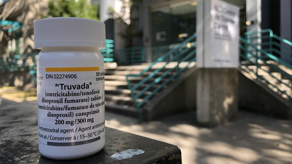 Une bouteille blanche affichant des informations sur les médicaments qu'elle contient.