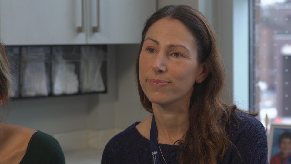 Une femme dans un bureau de médecin. 