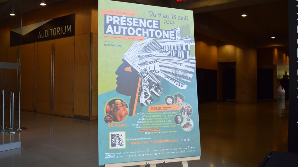 Une affiche du festival Présence autochtone est exposé dans un grand couloir.