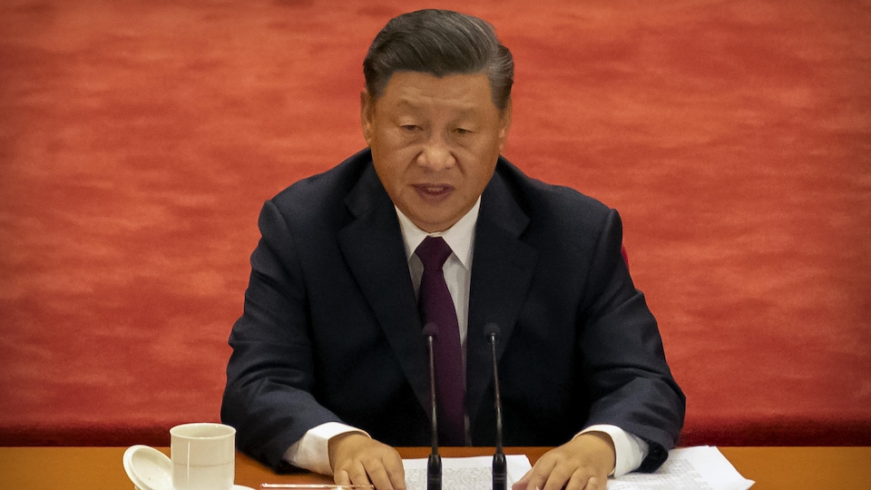 Xi Jinping assis à une table.