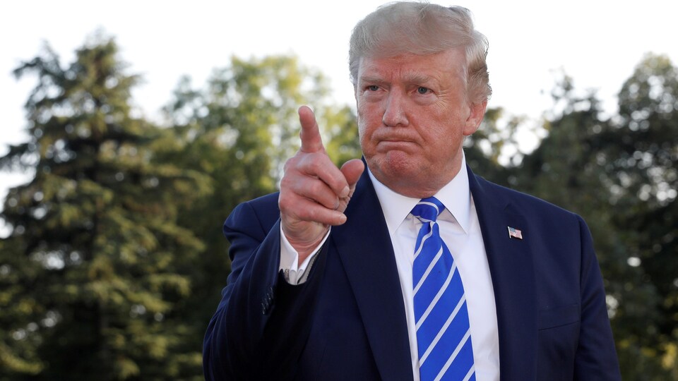 Donald Trump pointe du doigt avec un visage résolu.