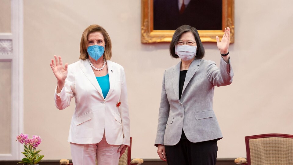 Nancy Pelosi et Tsai Ing-wen envoient la main en direction des caméras.