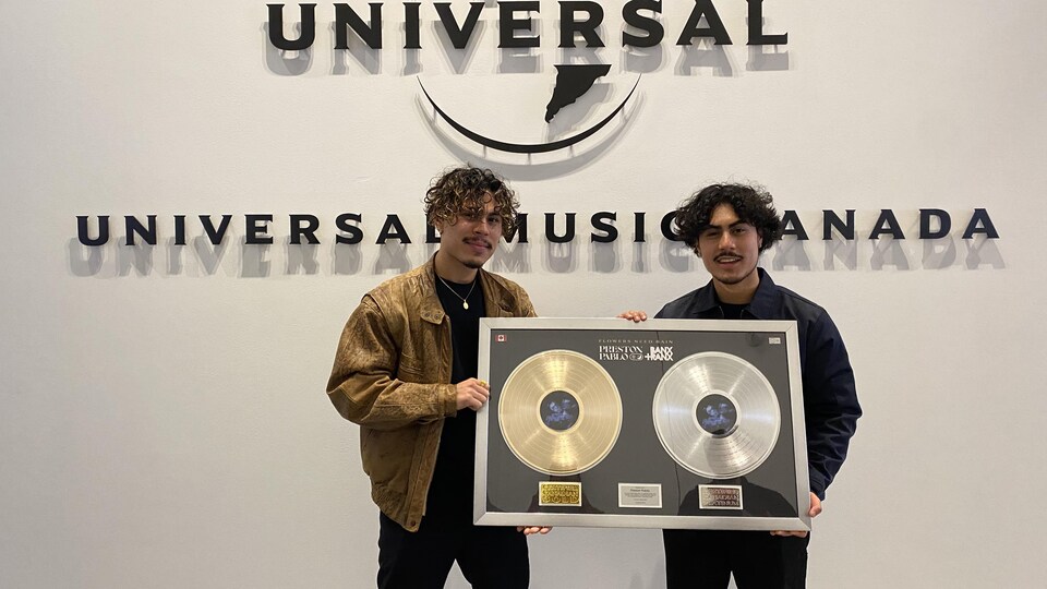 Deux frères devant les studios d'Universal Music Canada.