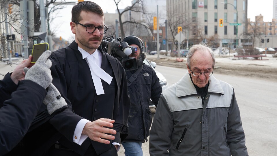 Le prêtre retraité Arthur Massé, 93 ans, quitte le tribunal provincial du Manitoba, à Winnipeg, le 30 mars 2023.