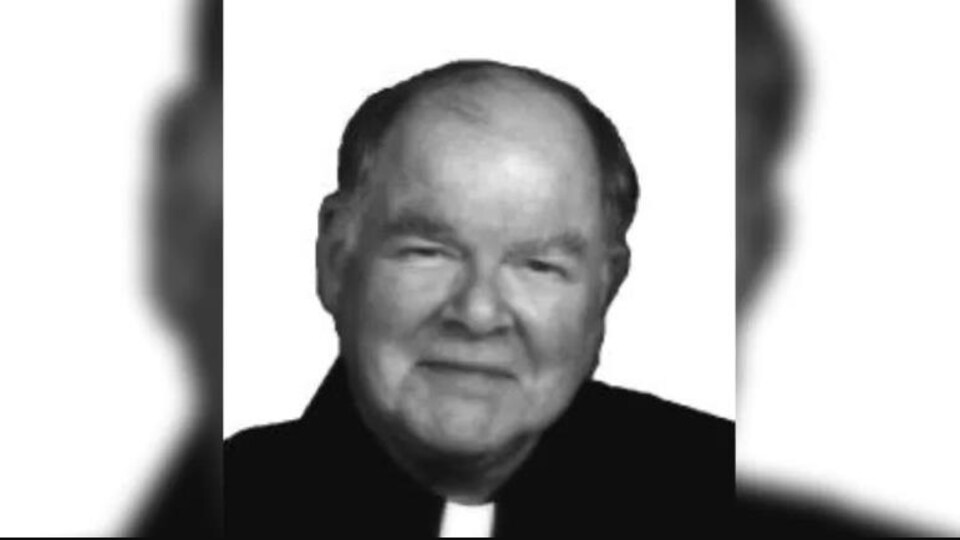 Le prêtre Robert MacKenzie sur une photo en blanc et noir.