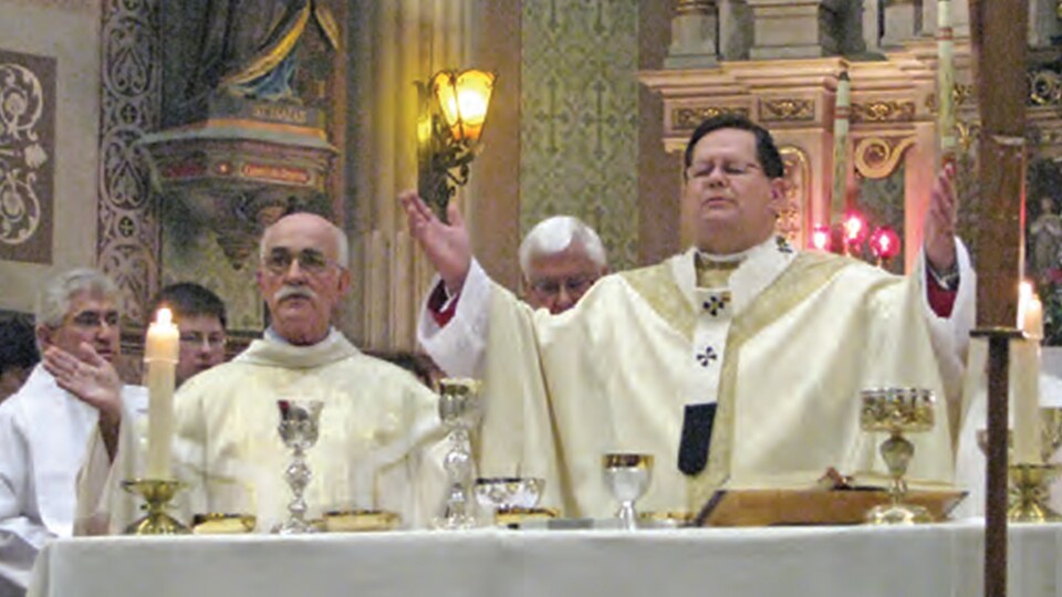 Pierre Blondin en compagnie de monseigneur Gérald Cyprien Lacroix lors d'une messe.