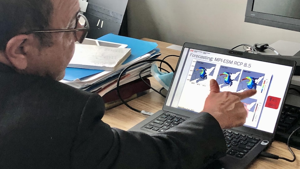 Michel Starr devant l'écran de son ordinateur où s'affichent des cartes du golfe et de l'estuaire.