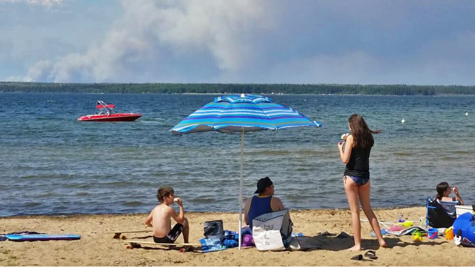 Des gens sur une plage.