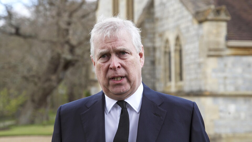 Le prince Andrew devant une église.