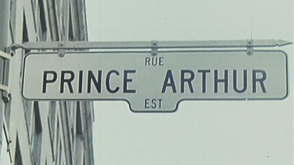 Panneau de signalisation de la rue Prince-Arthur en direction est. 