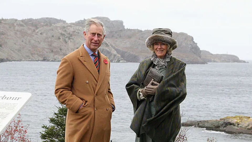 Nakatayo sa harap ng Brigus Harbour si Prince Charles at ang asawa nitong si Camilla.