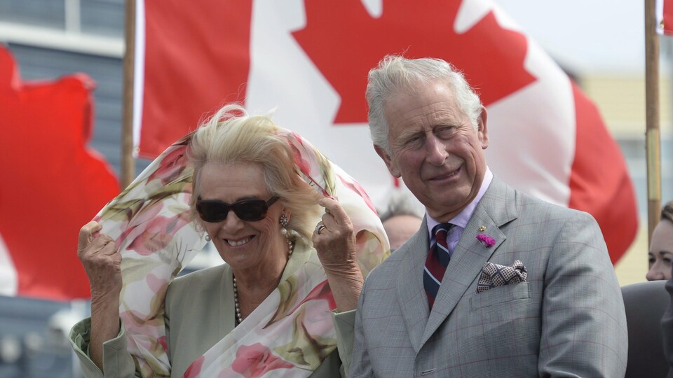 Le prince Charles et son épouse Camilla à leur arrivée à Iqaluit.