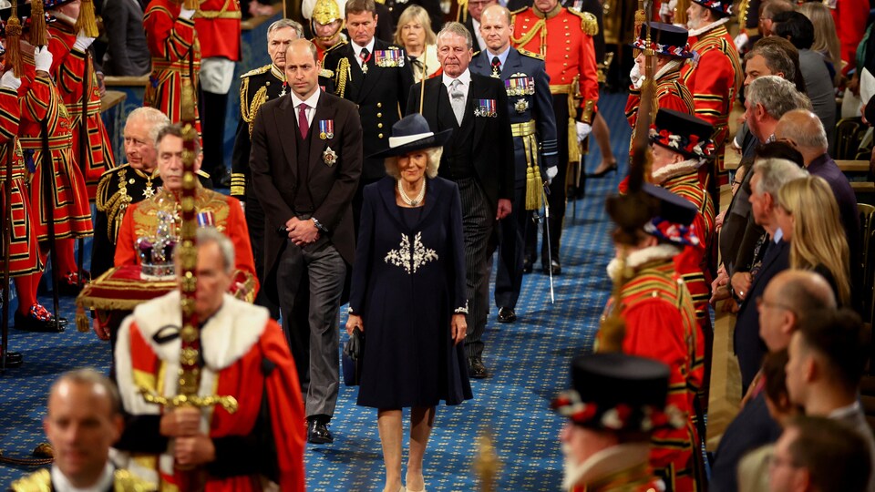 Le prince Charles, son fils William et son épouse Camilla marchent derrière la couronne. 