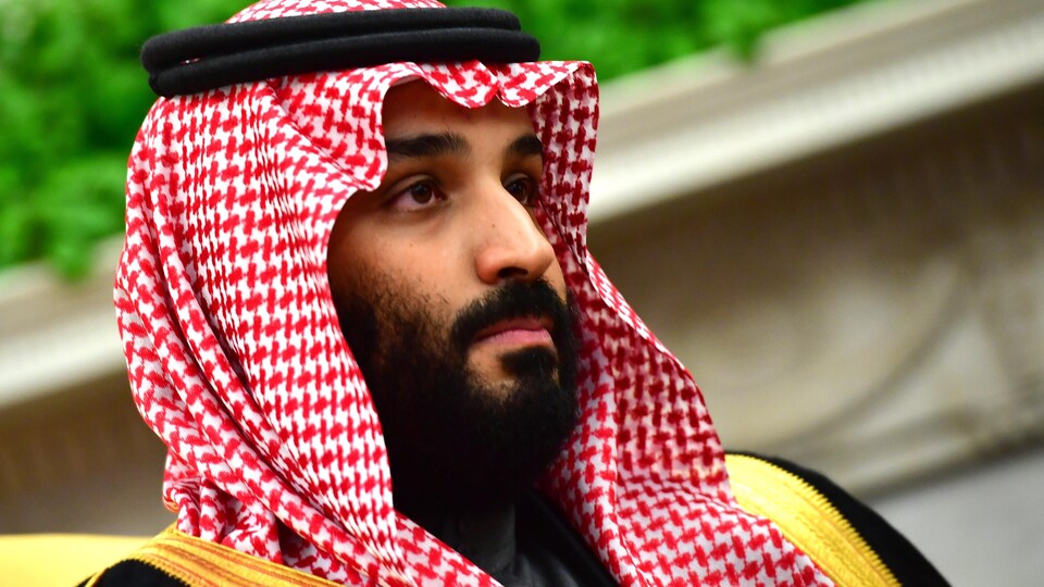 Le prince saoudien regardant au loin.