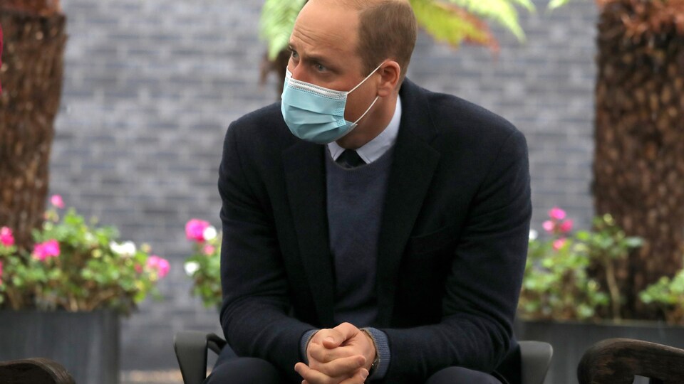Le prince William assis dans une cour avec un masque de procédure.