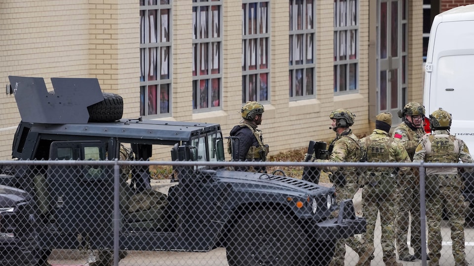 Des agents de l'escouade tactique lourdement armés près d'un véhicule blindé au Texas.