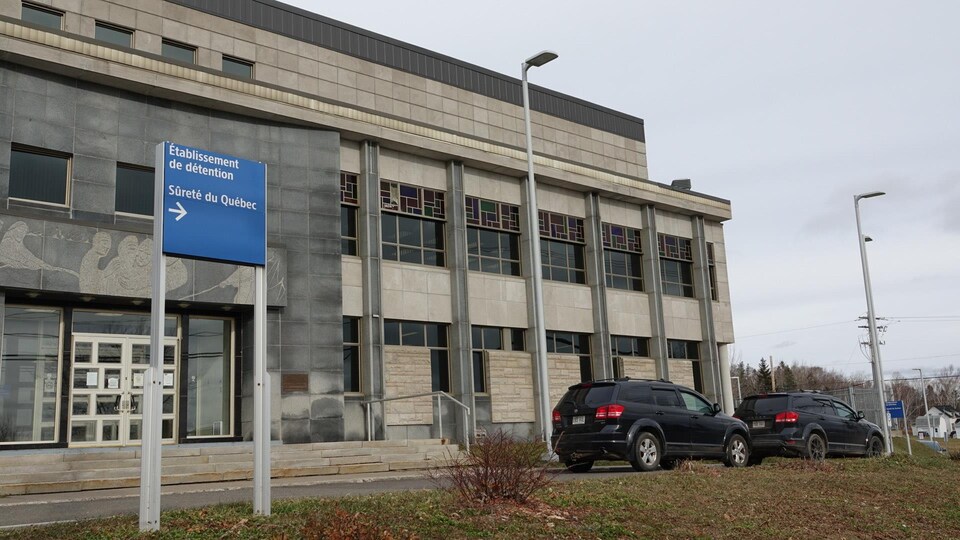 Devant le palais de justice de New Carlisle, un panneau indique la direction du centre de détention.