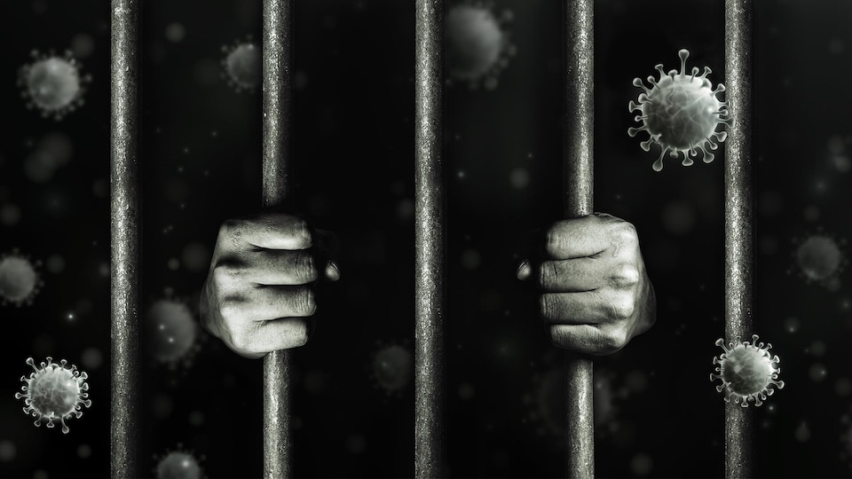 Un montage en noir et blanc montrant deux mains autour de barreaux de prison. En arrière-plan, des icônes représentant le virus. 
