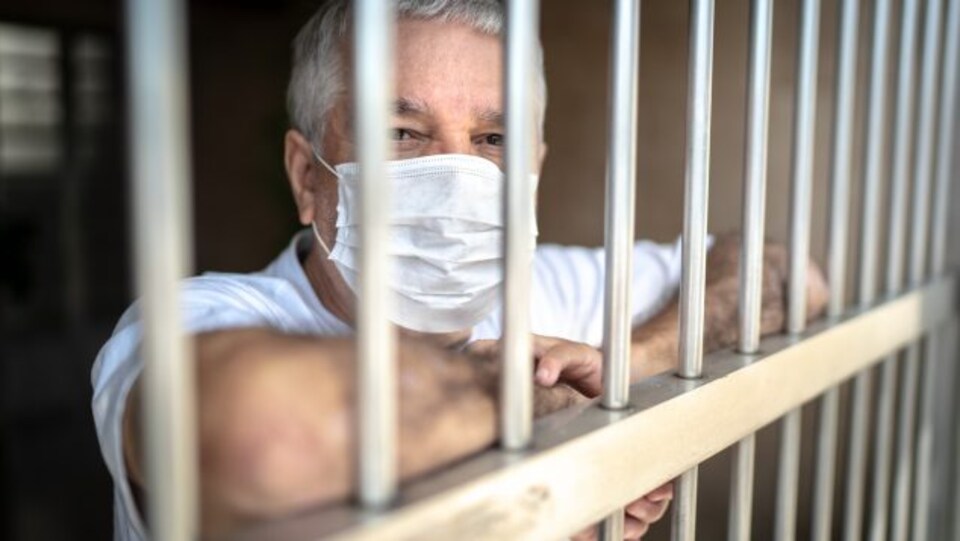 Un détenu avec un masque.