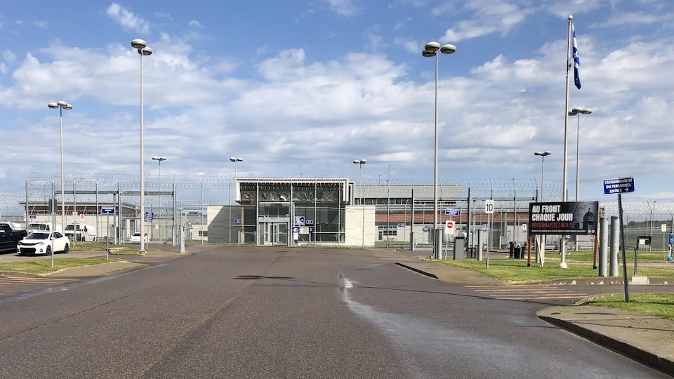 Le chemin menant à l'entrée de la prison de Roberval.