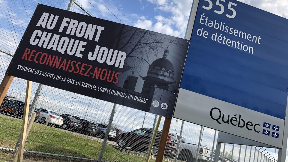 Une pancarte installée par le syndicat indique que les agents sont ''Au front chaque jour''.