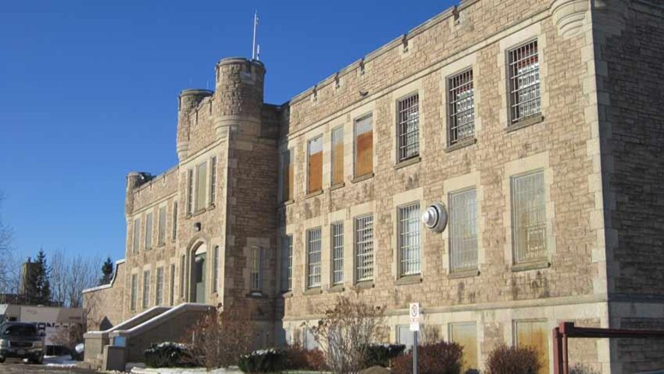 La façade de la prison presque centenaire de Thunder Bay en Ontario.