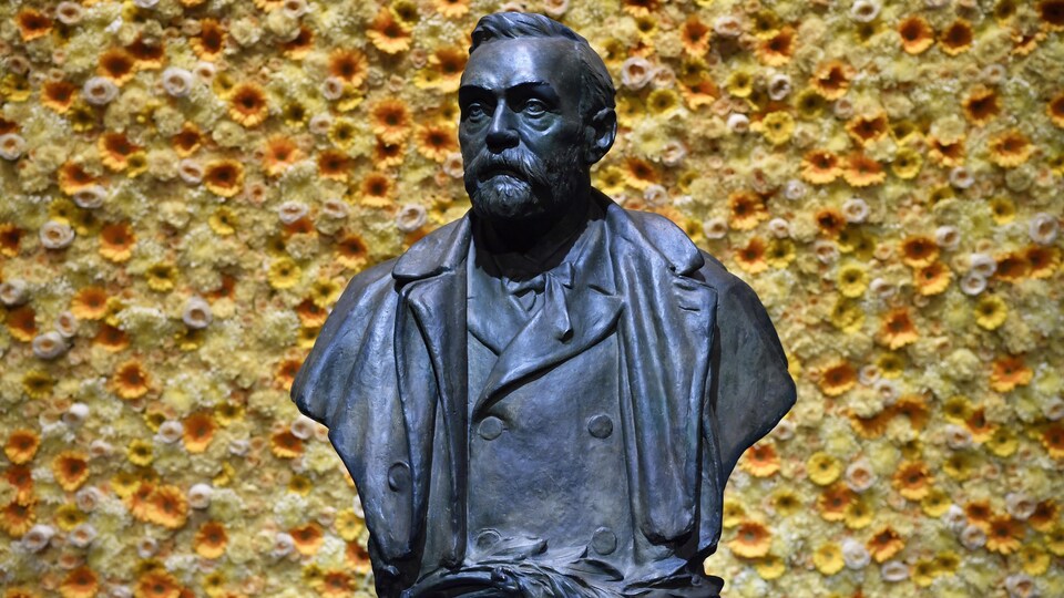 Un buste d'Alfred Nobel.