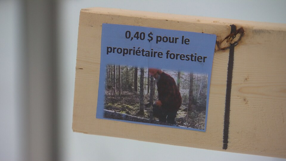 Une pièce de bois sur laquelle est inscrit 40 sous pour le propriétaire forestier.