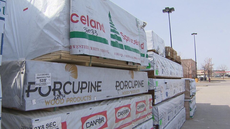 Des palettes de bois dans un stationnement.