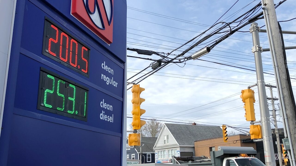 Un panneau qui indique les prix de l'essence.