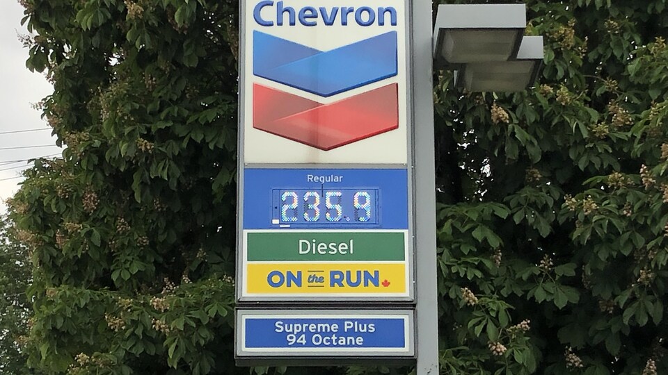Une affiche de la station-service Chevron indique que l'essence se vend 2,359 $ le litre, à Burnaby, le 6 juin 2022.