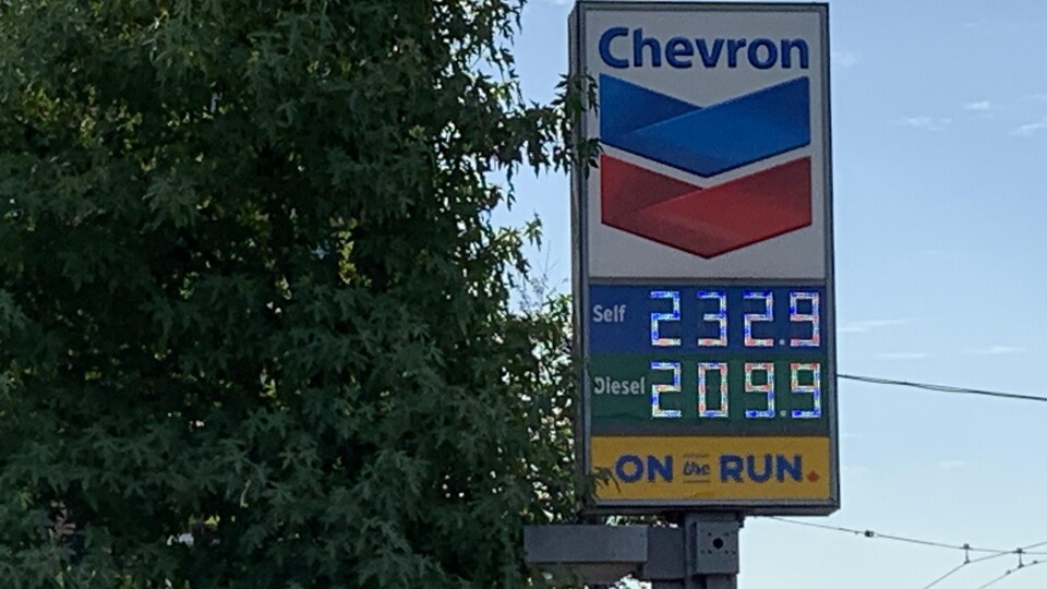 Le prix à une station est de 232,9 cents pour l'essence ordinaire et de 209,9 cents pour le diesel.